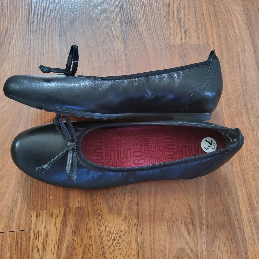Munro Black Leather Ballet Flats With Bow